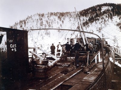 Cantiere n. 647, Baikal. Mostra i lavoratori sul ponte del traghetto rompighiaccio Baikal durante la ricostruzione al Lago Baikal da English Photographer